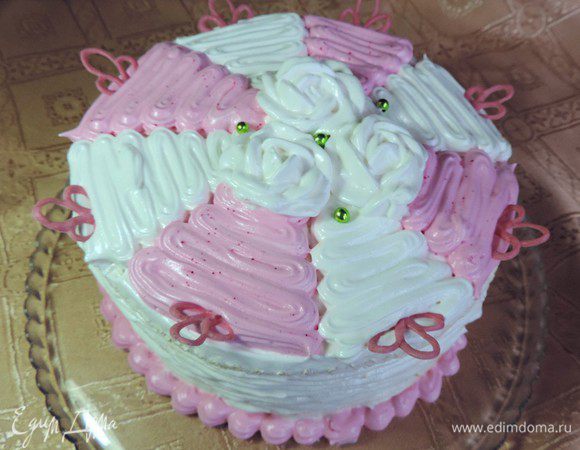 Я покрасила часть крема в розовый цвет, с помощью насадки "звездочка" отсадила на поверхности зигзаги белого и розового цвета. А также отсадила подобие трех розочек с помощью насадки "роза".  Ставим торт в холодильник еще минимум на час.