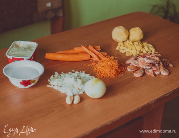 Итак в подготовленный куриный бульон отправляем нарезанную картофель, солим и варим до готовности. В это время обжариваем лук с морковью 3-5 мин, не допускайте зажаривания, всё должно стать чуть мягче. Когда свариться картофель, добавляем туда обжарку , снимаем на время с огня и отправляем в блендер . Затем опять ставим на огонь и добавляем сыр равномерно помешивая до полного растворения. Затем , отправляем заранее отваренные и очищенные креветки (со специями , травами и солью)

