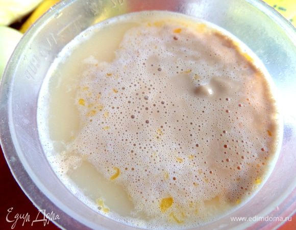 Раскрошить туда дрожжи.