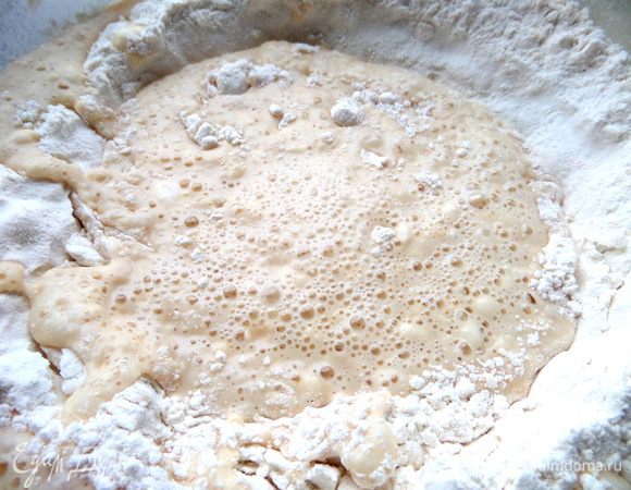 Влить стакан с жидким составом,в котором уже начали работать дрожжи.