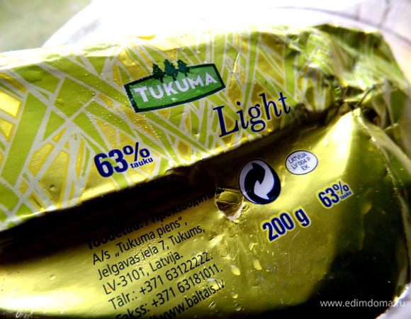 Вместо маргарина я взяла облегчённое масло, которое всегда использую в выпечку.