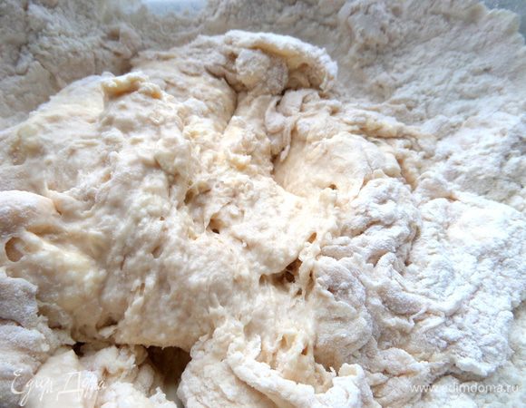 Теперь начинаем замес рукой, чтобы почувствовать количество муки.