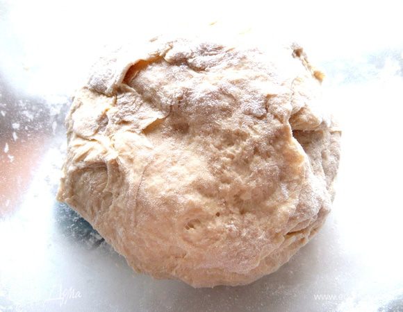 Колобок теста убираем в холодильник! У меня оно там провело около получаса,пока я готовила начинку.