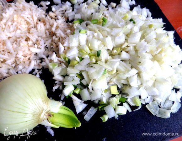 Луковицы покрошить.