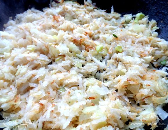 Обжарим лук с сельдереем...