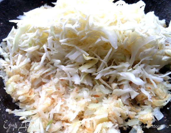 Добавить капусту постепенно,она сильно ужарится!