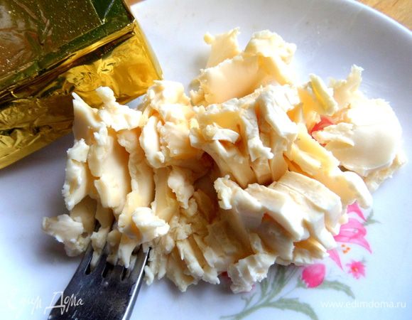 Сырок немного раздавить и развести в 100 г воды.