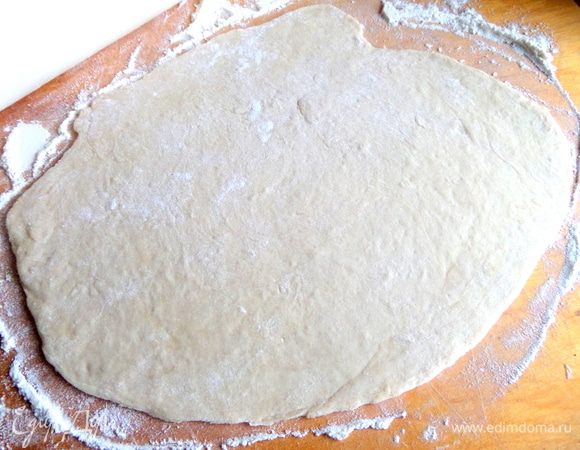 Отрезаем кусок теста и раскатываем на доске с мукой.