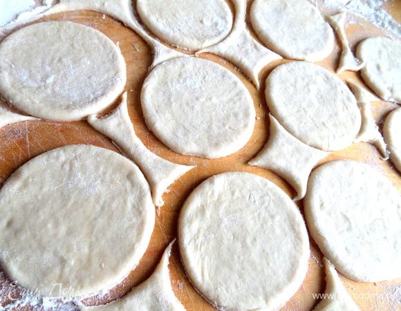 Вырезаем стаканом кружочки.