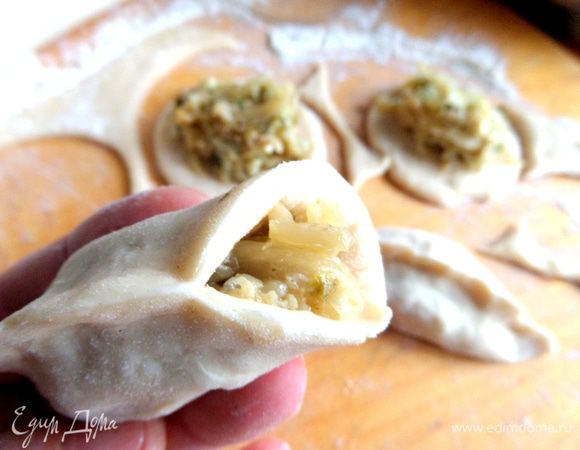 Начинка не должна вылезать, лишнее убрать.