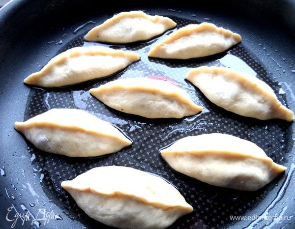 Выложить пирожки в смазанную форму.