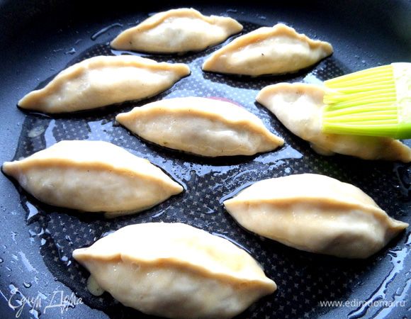 Верх смазать взбитым яйцом.