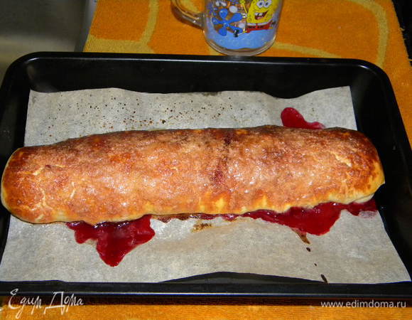 Потом кладем порционно миндальную муку, потом пшеничную, и замешиваем тесто, и оставляем его на 30 мин. подойти.