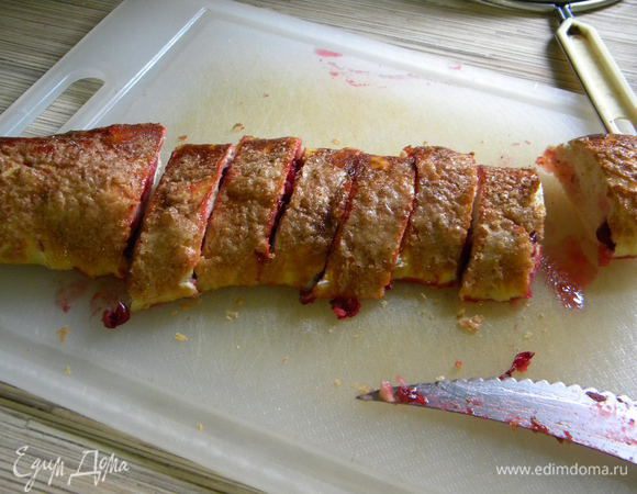 Наше тесто делим на части. берём раскатываем кусочек теста, как на пиццу, кладем клюкву и сахар, и сворачиваем как рулет.