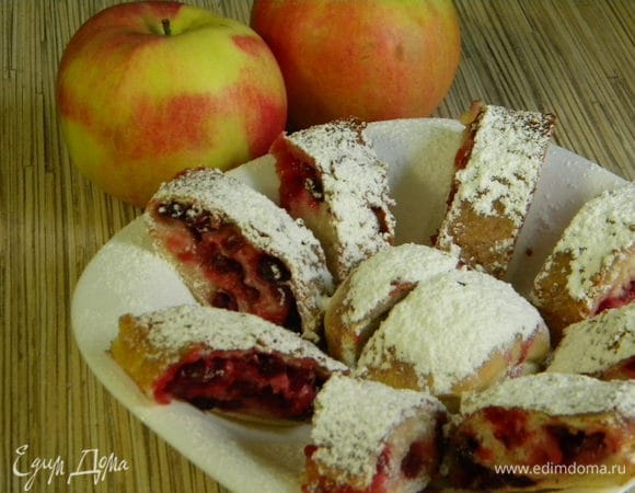 Смазываем яйцом, посыпаем сахаром и в духовку 190 гр. на 30-35 мин.