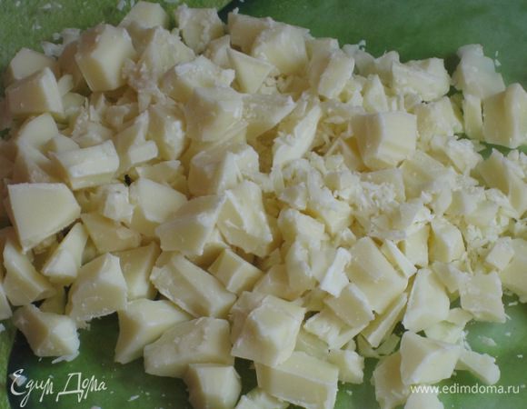 Крем: Белый шоколад мелко порубить. Молоко подогреть на слабом огне.