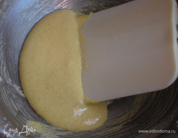 Желток взбить с сахаром до побеления,ввести просеянную муку,перемешать.