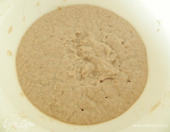 Дрожжи разведите в небольшом количестве теплой воды. В миске смешайте гречневую муку с ½ стакана пшеничной муки, добавьте разведенные дрожжи, влейте ½ стакана воды (мне потребовалось чуть больше) и замесите вязкое тесто (чуть гуще, чем на оладьи). Поставьте в холод на несколько часов, а лучше — на ночь.