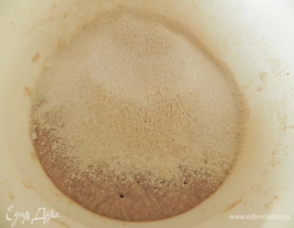 Влейте в дрожжевую смесь 1 стакан теплой воды, всыпьте оставшуюся муку, соль и сахар. Дайте тесту подняться.