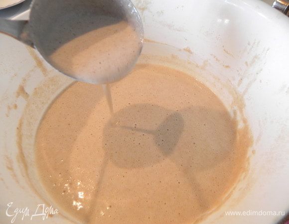 За полчаса до начала жарки добавьте очень горячую воду (примерно ½ стакана), чтобы получилось тесто, напоминающее по консистенции жидкую сметану. Влейте масло.