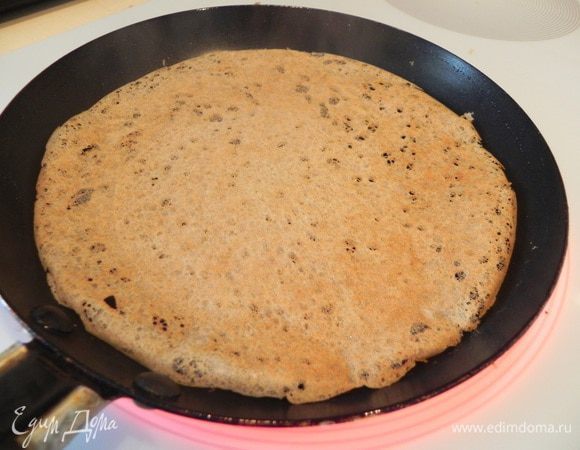 Жарьте на хорошо разогретой сковороде, смазанной растительным маслом. Постные блины на газировке хороши как с солеными, так и со сладкими начинками. Рецепт универсальный, пользуйтесь на здоровье! 