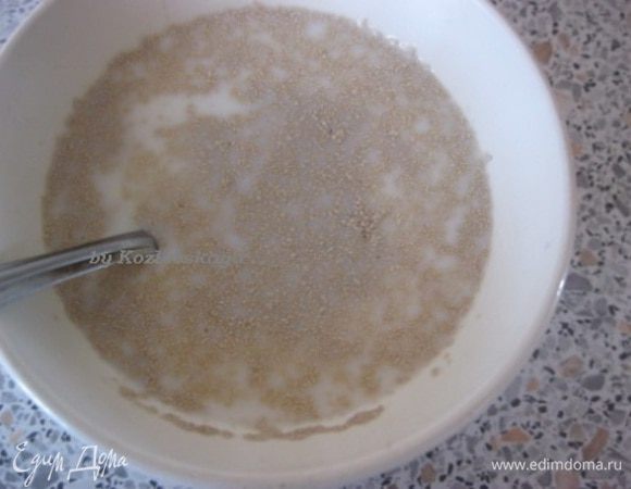 В теплом молоке растворить дрожжи, оставить на 10-15 минут.