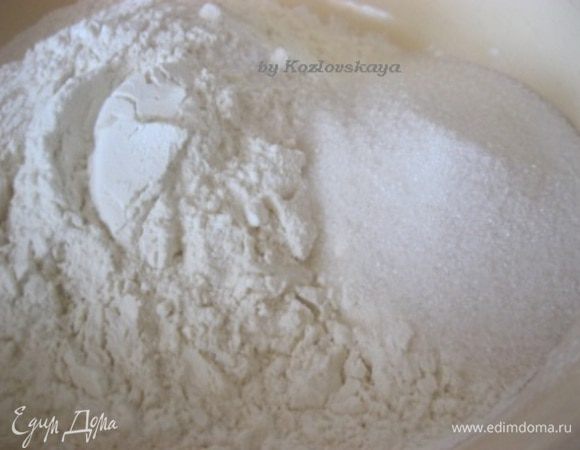 В муку добавить сахар и соль, перемешать.
