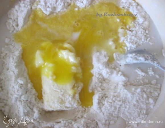 В мучную массу добавить яйца, разведенные дрожжи, апельсиновое пюре, сливочное масло растопленное, кефир, перемешать и замесить тесто.