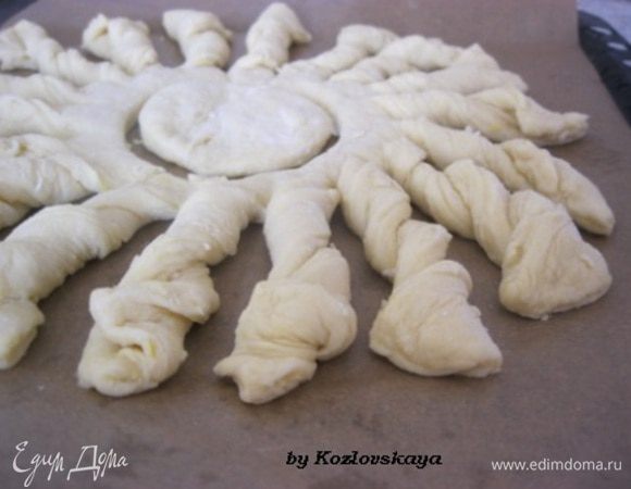 Каждую полоску перекручиваем  вокруг своей оси несколько раз.