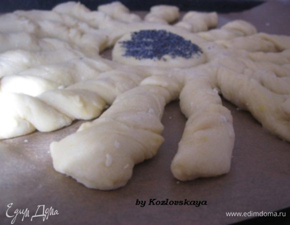 Дать подняться минут 20-25, смазать взбитым яйцом, в середину посыпать мак.
Выпекать 30-35 минут, при температуре 180 С, до золотистого цвета.
И так, с каждой частью теста. у меня получилось 2 " подсолнуха" и с третьей части я сделала рулет.