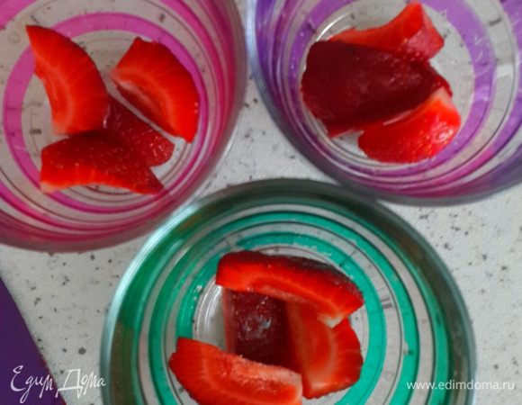 Режим клубнику и складываем на дно стаканчика