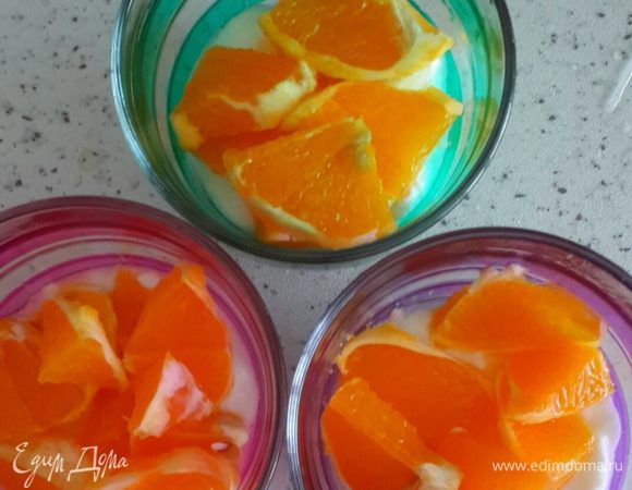 Чистом и режим  апельсин и выкладываем на йогурт.