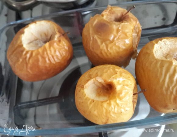 Тем временем испечем яблоко или в микроволновке или в духовке. Эти яблочки  я пекла для своего сына и себя. Потом очищаем от кожуры и семечек. Пюрируем И поливаем йогурт. В печеных яблоках есть пектин и это очень полезно.