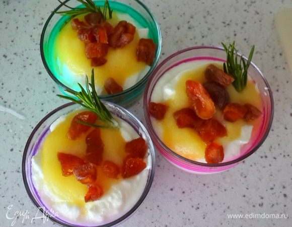 Курагу режим на кусочки. Если курага очень сухая то залейте кипятком  и оставьте на 5 мин. Выложите кусочки на пюре из яблока и украсьте веточкой розмарина. Поставьте охладиться на 10 мин в холодильник. Приятного аппетита!!! 