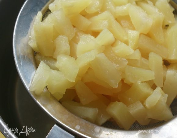 С ананасов слить сироп.