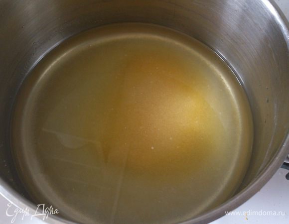 Влить его в ковшик и всыпать желе. Размешать и прогреть до растворения желатина. Остудить.