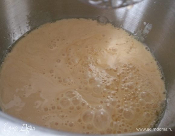 Влить в чашу миксера молоко и взбить, вливая желе.