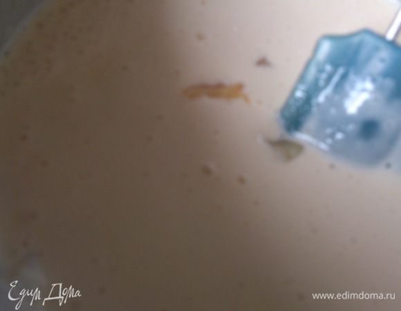 Добавить 2/3 ананаса, хорошо размешать.