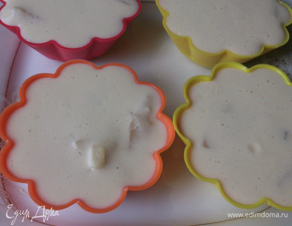 Силиконовые формочки смазать сливочным маслом и разлить желе. Поставить в холодильник до застывания.