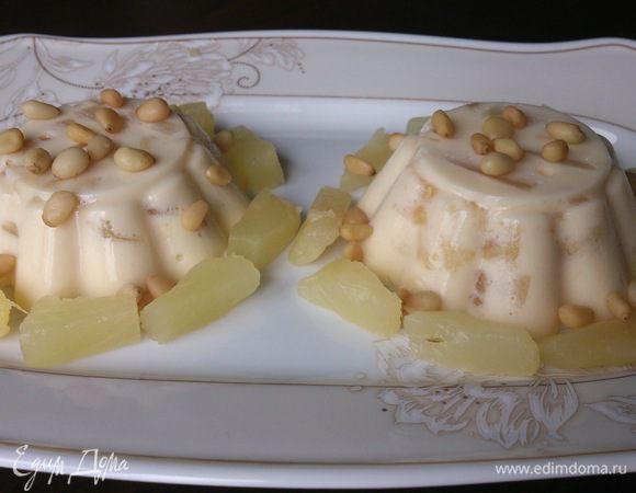 При подаче выложить желе из формочек и украсить оставшимися ананасами. Сверху можно еще посыпать орешками. Очень нежный и необыкновенно вкусный десерт.