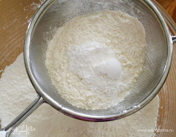 Духовку разогреть до 180 С. 
Просеять муку, разрыхлитель и соль.