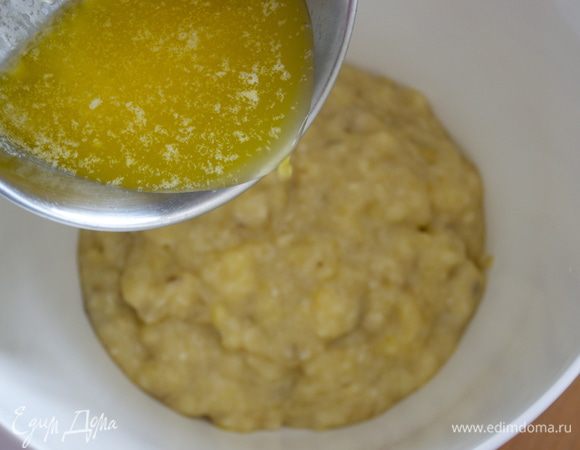 Переложить банановое пюре в большую миску. Влить растопленное (охлажденное) сливочное масло и перемешать. 