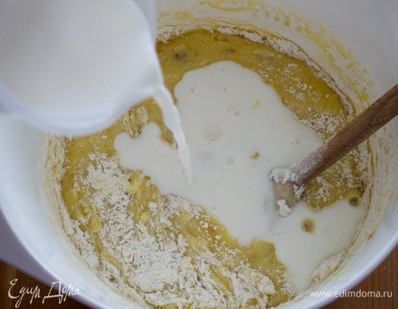 Поочередно добавить в два приема молоко и сухие ингредиенты. Хорошо размешать, чтобы не было комочков. Тесто получится достаточно жидким.