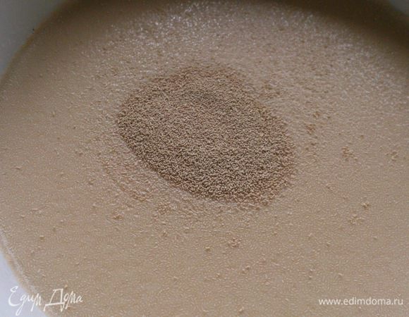 Смешать воду и молоко. Всыпать дрожжи, сахар и размешать