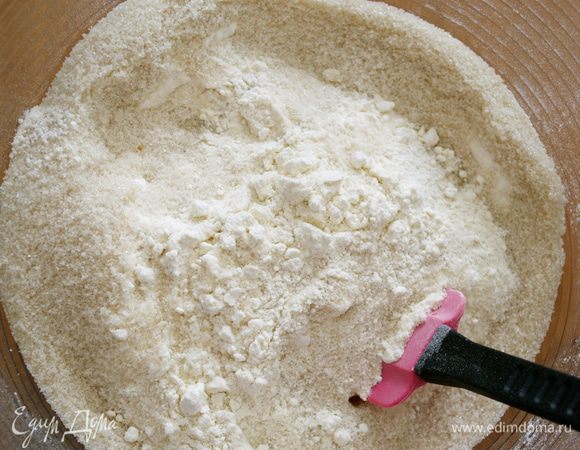 Теперь приготовим штрейзельную крошку. Для крошки следует использовать светлокоричневый сахар! Почему-то в ингредиентах у меня не был принят этот ингредиент, но по фото видно, какой это светлокоричневый сахар! ))) В крайнем случае, можно заменить  на обыкновенный. Смешать сахар с мукой.