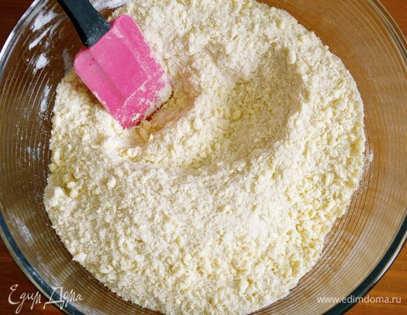 Порубить с охлажденным сливочным маслом в крошку.