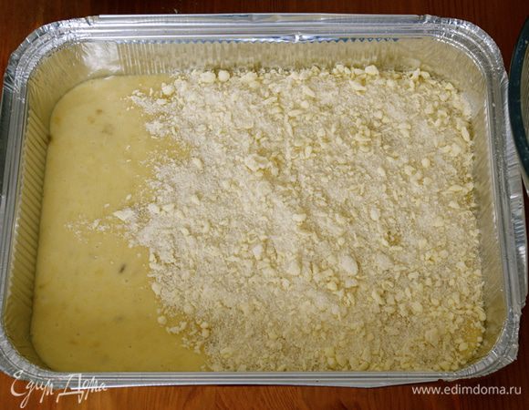 Берем прямоугольную форму (приблизительно размером 22.5 х 32.5 см), смазываем немного маслом. Выложить в форму 1/2 часть теста. Сверху насыпать 1/3 часть крошки. 
