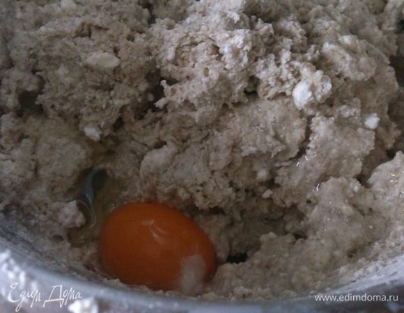 В мучную смесь добавить дрожжи, яйцо и масло. Замесить тесто