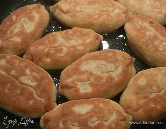 Сформовать пирожки. Масло для жарки разогреть в сковороде и выложить в нее пирожки швом вниз. Обжарить до румяной корочки и перевернуть. 