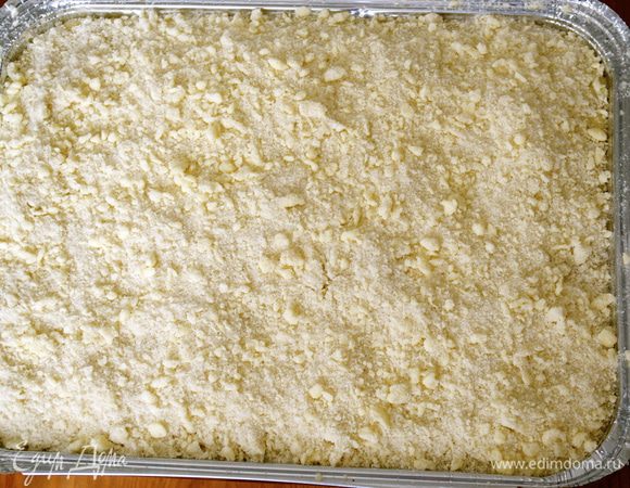 И засыпать все оставшейся крошкой. Выпекать в разогретой духовке 1 час, до сухой деревянной палочки. Следить за своей духовкой.